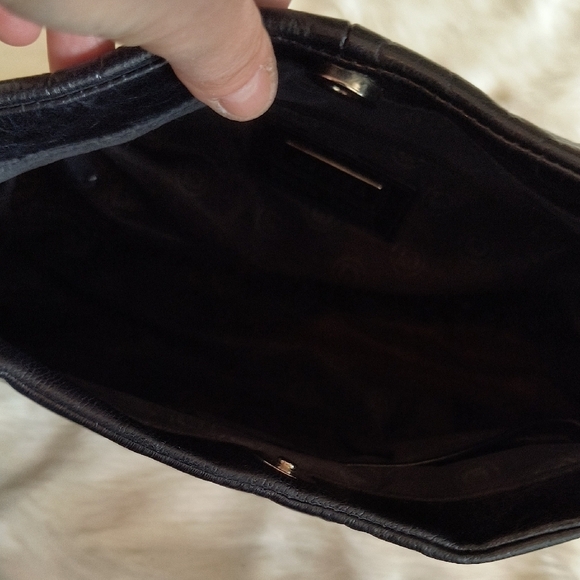 Danier Classic Black Leather Shoulder Bag. Great Condition. - Picture 4 of 11